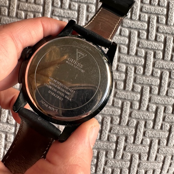 Second hand guess men’s watch - Picture 3 of 4